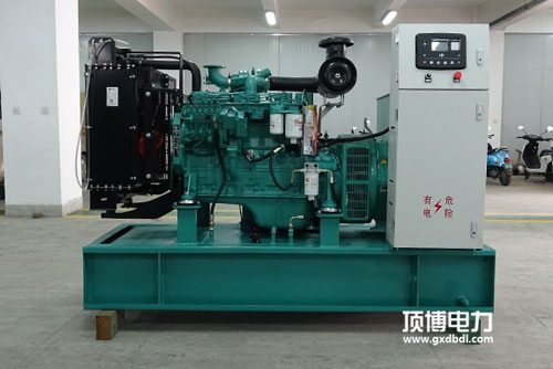 一台750kW柴油发电机组工作小于100h，起动排气管有大量白烟